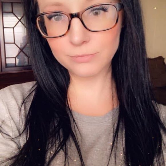 Meet your Posher, Stephanie - Picture 2 of 2